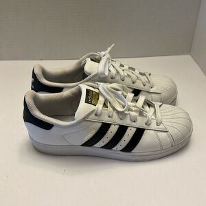 Women’s Adidas superstars size 7